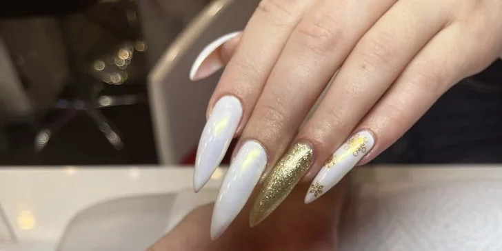 Klasická, manikúra s gél lakom aj celkom nové gélové, či akrylové nechty