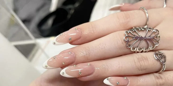 Klasická, manikúra s gél lakom aj celkom nové gélové, či akrylové nechty