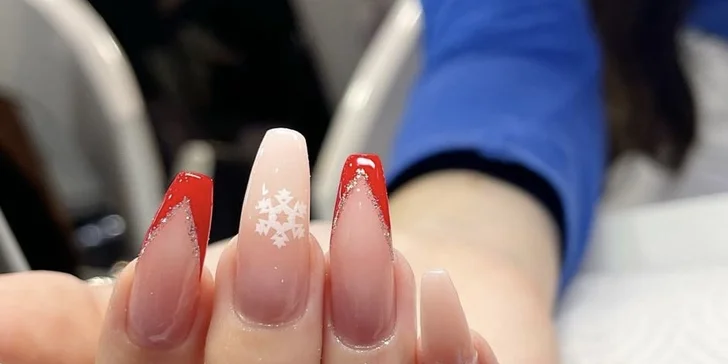 Klasická, manikúra s gél lakom aj celkom nové gélové, či akrylové nechty