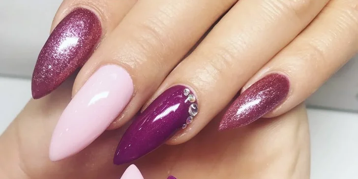 Klasická, manikúra s gél lakom aj celkom nové gélové, či akrylové nechty