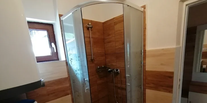 Prenájom rekreačnej chaty v Hořiciach na Šumave: až 6 osôb, kuchynka, gril aj ohnisko, ihrisko s trampolínou