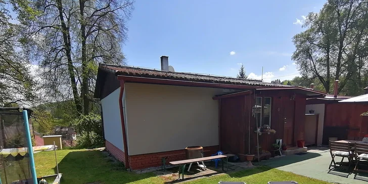 Prenájom rekreačnej chaty v Hořiciach na Šumave: až 6 osôb, kuchynka, gril aj ohnisko, ihrisko s trampolínou