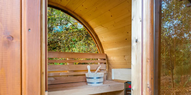 Pobyt v malebnej lesnej wellness chate len 7 km od Litomyšle: sauna, vírivka aj zapožičanie loďky