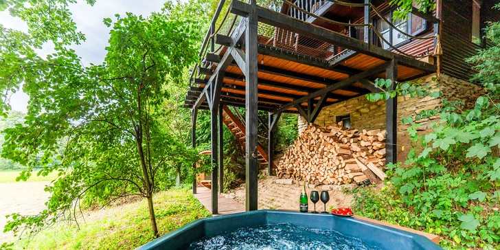 Pobyt v malebnej lesnej wellness chate len 7 km od Litomyšle: sauna, vírivka aj zapožičanie loďky