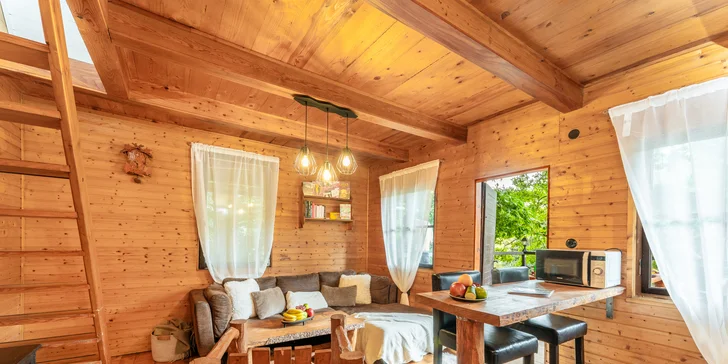 Pobyt v malebnej lesnej wellness chate len 7 km od Litomyšle: sauna, vírivka aj zapožičanie loďky