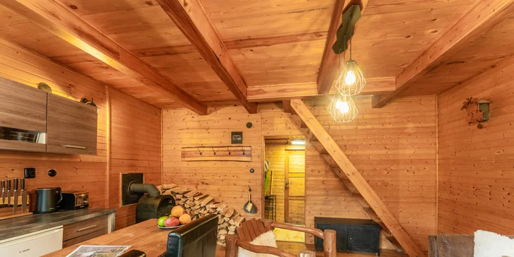 Pobyt v malebnej lesnej wellness chate len 7 km od Litomyšle: sauna, vírivka aj zapožičanie loďky
