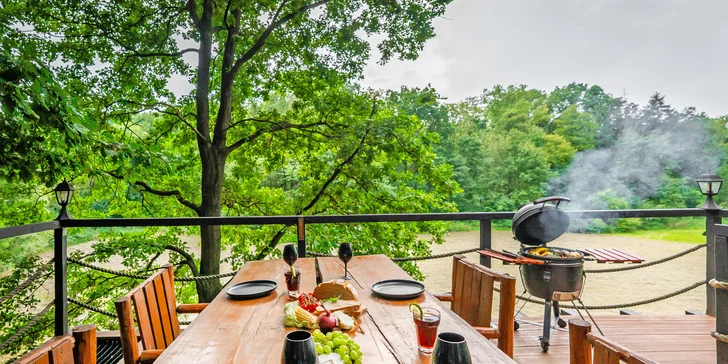 Pobyt v malebnej lesnej wellness chate len 7 km od Litomyšle: sauna, vírivka aj zapožičanie loďky