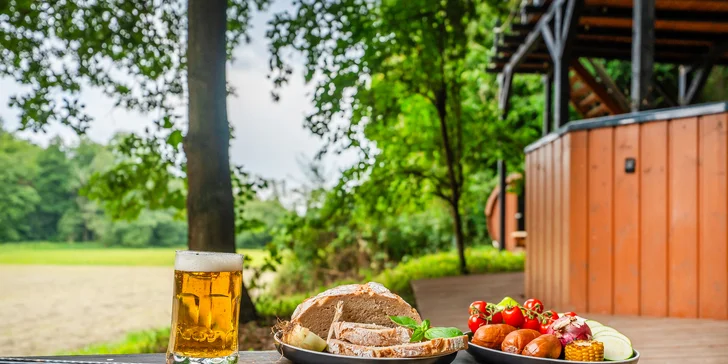 Pobyt v malebnej lesnej wellness chate len 7 km od Litomyšle: sauna, vírivka aj zapožičanie loďky