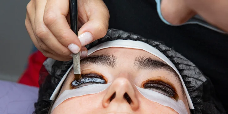 Mihalnice aj obočie ako z katalógu: úprava, farbenie, laminácia aj výhodná kombinácia