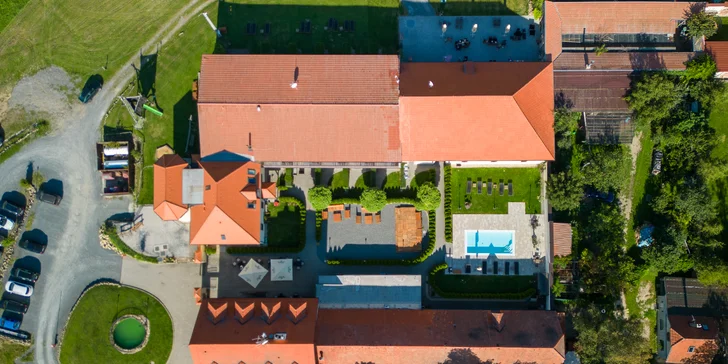 Pobyt v hoteli pri hrade Buchlov s raňajkami aj večerami a wellness alebo masážou