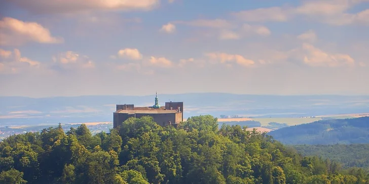 Pobyt v hoteli pri hrade Buchlov s raňajkami aj večerami a wellness alebo masážou