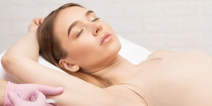 Redukcia tuku v problematických partiách: Injekčná lipolýza podbradku, podpazušia, stehien či brucha