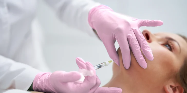 Redukcia tuku v problematických partiách: Injekčná lipolýza podbradku, podpazušia, stehien či brucha