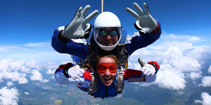 Tandemový zoskok z výšky až 4000 metrov - aj s fotografiami a videozáznamom