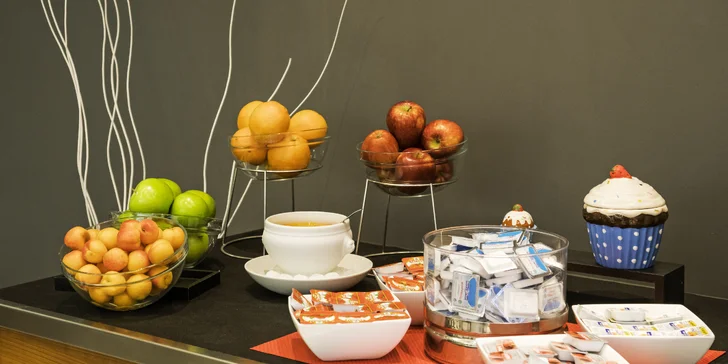 3* hotel vo Valencii: bufetové raňajky a vonkajší bazén, 3 km od historického centra