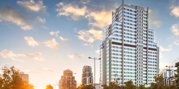 3* hotel vo Valencii: bufetové raňajky a vonkajší bazén, 3 km od historického centra