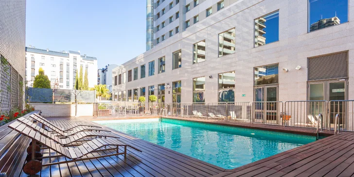 3* hotel vo Valencii: bufetové raňajky a vonkajší bazén, 3 km od historického centra