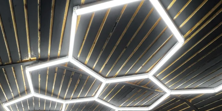 Detailné čistenie exteriéru a interiéru aj tepovanie vozidla