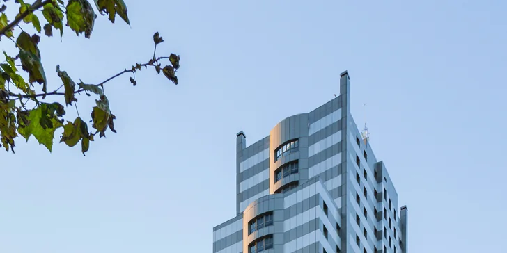 4* hotel vo Valencii: bufetové raňajky a vonkajší bazén, 3 km od historického centra