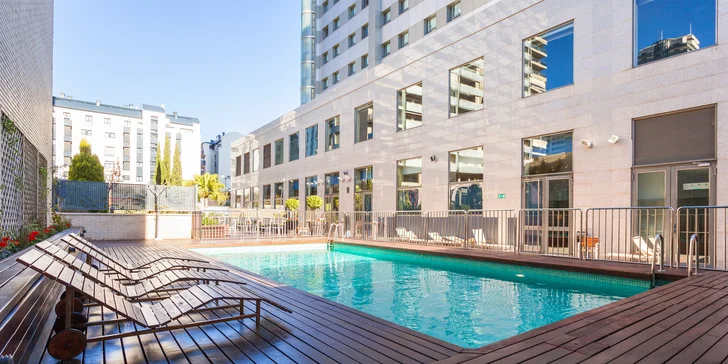 4* hotel vo Valencii: bufetové raňajky a vonkajší bazén, 3 km od historického centra