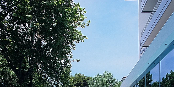 Talianska siesta a relax: 4* moderný hotel pri pláži, raňajky, bazény, možnosť wellness