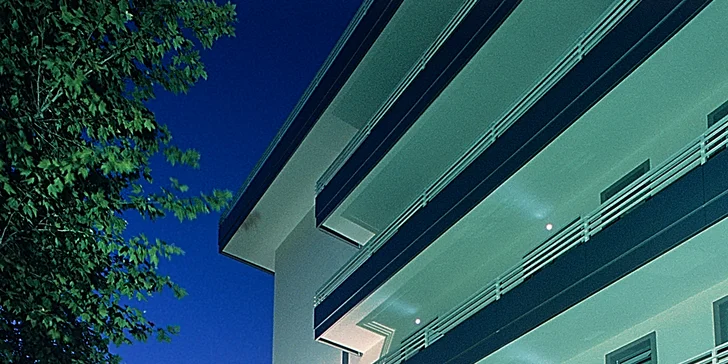 Talianska siesta a relax: 4* moderný hotel pri pláži, raňajky, bazény, možnosť wellness