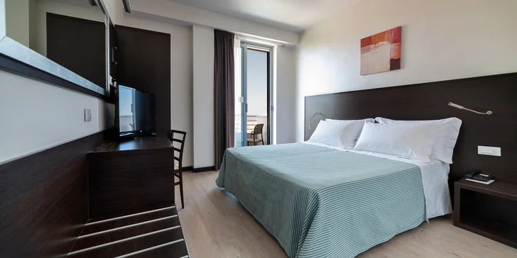 Talianska siesta a relax: 4* moderný hotel pri pláži, raňajky, bazény, možnosť wellness