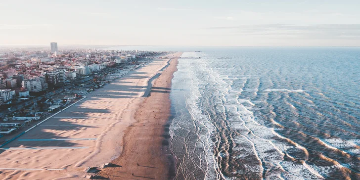 Talianska siesta a relax: 4* moderný hotel pri pláži, raňajky, bazény, možnosť wellness