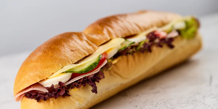 Mix obložených chlebíčkov alebo bagetový box: ideálne pohostenie do práce aj na oslavu