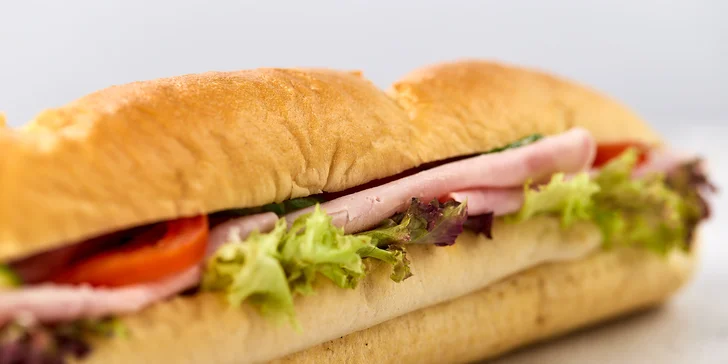 Mix obložených chlebíčkov alebo bagetový box: ideálne pohostenie do práce aj na oslavu