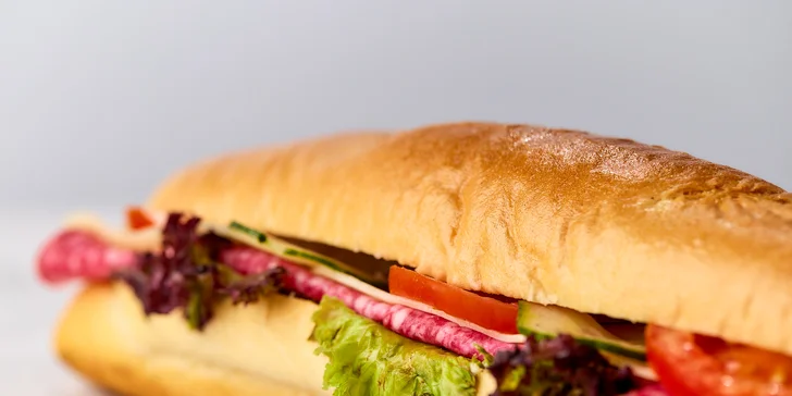 Mix obložených chlebíčkov alebo bagetový box: ideálne pohostenie do práce aj na oslavu