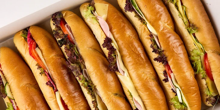 Mix obložených chlebíčkov alebo bagetový box: ideálne pohostenie do práce aj na oslavu