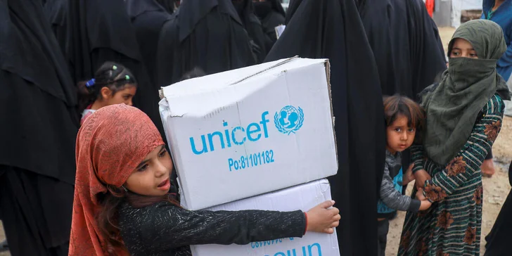 Balíčky plné tepla (oblečenie, obuv a deky) pre deti žijúce v humanitárnych krízach