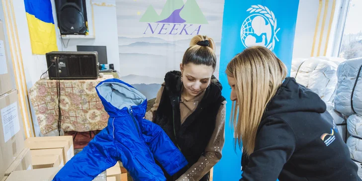 Balíčky plné tepla (oblečenie, obuv a deky) pre deti žijúce v humanitárnych krízach