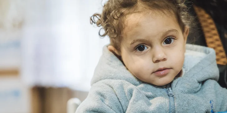 Balíčky plné tepla (oblečenie, obuv a deky) pre deti žijúce v humanitárnych krízach