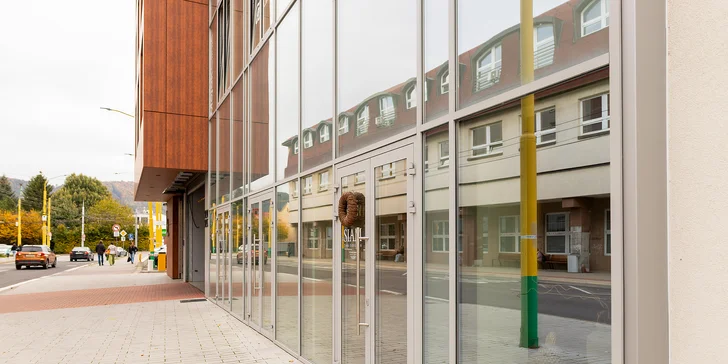 Uvoľnenie ako z Thajska: masáž teplým kokosovým olejom alebo bylinková masáž pre regeneráciu tela