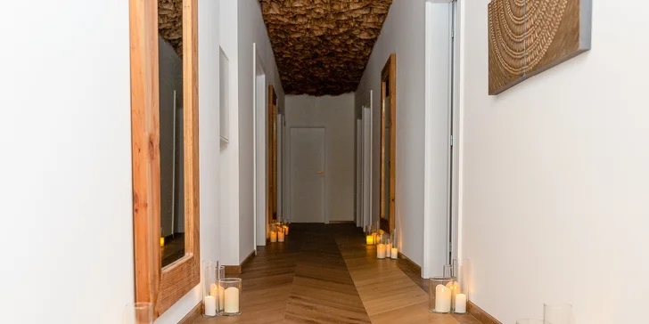 Uvoľnenie ako z Thajska: masáž teplým kokosovým olejom alebo bylinková masáž pre regeneráciu tela