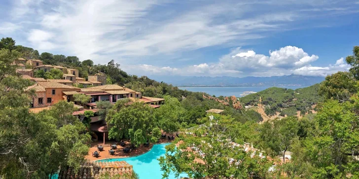 Sardínia: hotel v romantickom zálive Cala Moresca, bazény, strava aj možnosť spa