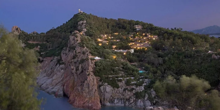 Sardínia: hotel v romantickom zálive Cala Moresca, bazény, strava aj možnosť spa