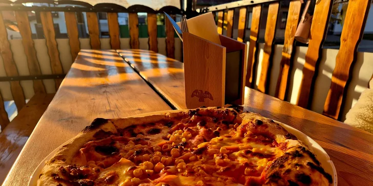 Pizza podľa tradičnej talianskej receptúry, v dvoch veľkostiach