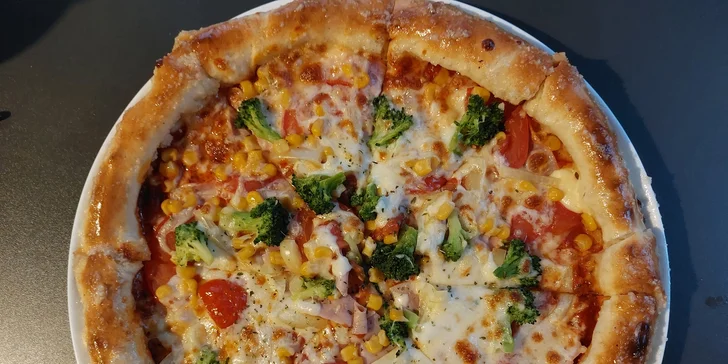 Pizza podľa tradičnej talianskej receptúry, v dvoch veľkostiach