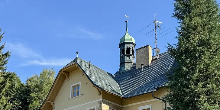 Historická Vládna vila v Luhačoviciach: pobyt s raňajkami v samotnom centre kúpeľov