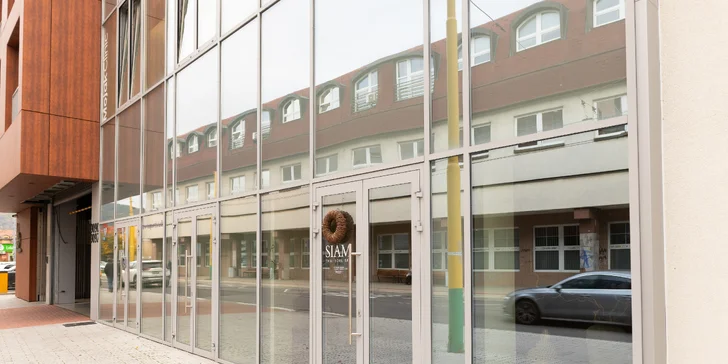 Uvoľnenie ako z Thajska: masáž teplým kokosovým olejom alebo bylinková masáž pre regeneráciu tela