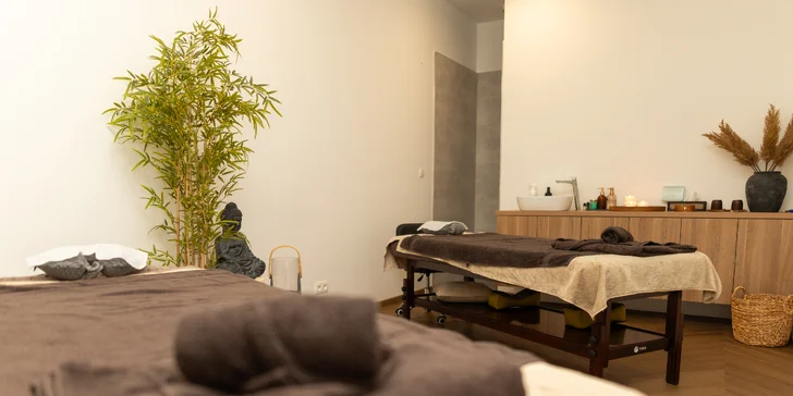 Uvoľnenie ako z Thajska: masáž teplým kokosovým olejom alebo bylinková masáž pre regeneráciu tela