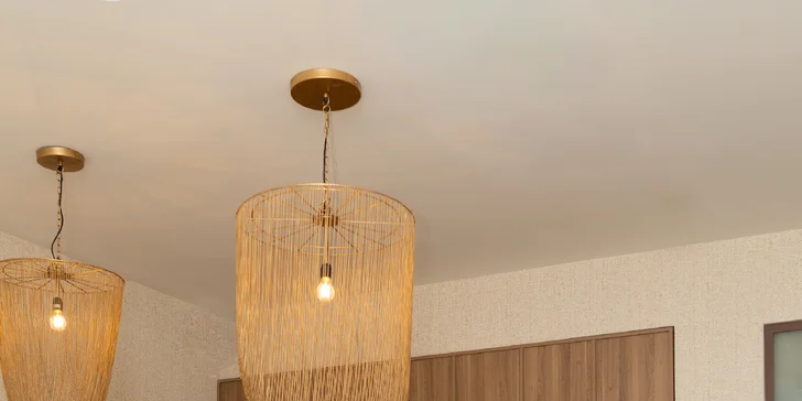 Uvoľnenie ako z Thajska: masáž teplým kokosovým olejom alebo bylinková masáž pre regeneráciu tela