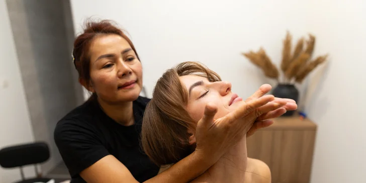 Uvoľnenie ako z Thajska: masáž teplým kokosovým olejom alebo bylinková masáž pre regeneráciu tela