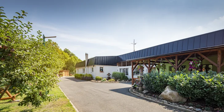 Pobyt v Klášterci nad Ohří s raňajkami, košom dobrôt aj jazdou na koni