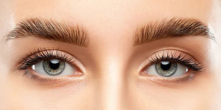 Laminácia obočia alebo lash lifting s vitamínovou výživou