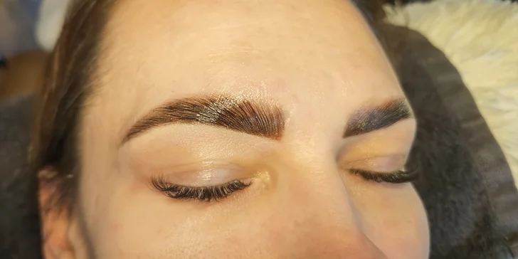 Laminácia obočia alebo lash lifting s vitamínovou výživou