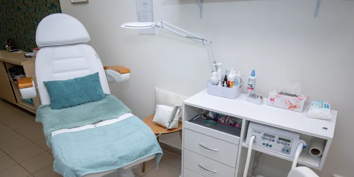 Suchá alebo mokrá pedikúra pre zdravie nôh, variant aj s masážou